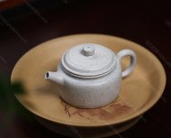 碧螺壺中香撲面，綠茶盞內味如春。
