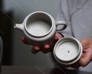 碧螺壺中香撲面，綠茶盞內味如春。