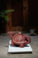 《金龜出海》宜興紫砂壺高級(jí)工藝美術(shù)師純手工底槽青創(chuàng)新壺茶壺紫砂茶具