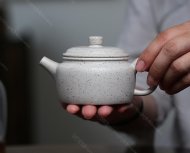 碧螺壺中香撲面，綠茶盞內味如春。