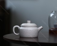 碧螺壺中香撲面，綠茶盞內味如春。