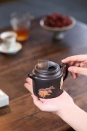 《五牛圖》宜興紫砂壺工藝美術(shù)師純手工石黃泥牛蓋茶壺紫砂茶具