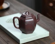 泉眼無聲惜細流，樹蔭照水愛晴柔。