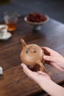 《松鼠葡萄樁》宜興高級(jí)工藝美術(shù)師手工紫砂壺茶壺具段泥花器