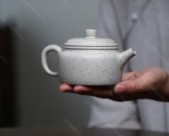 碧螺壺中香撲面，綠茶盞內味如春。