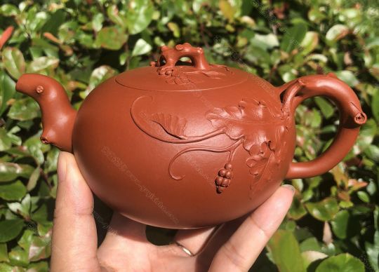 樹樁葡萄壺；朱泥380CC