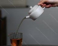 碧螺壺中香撲面，綠茶盞內味如春。