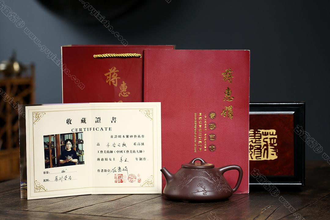 瓣生香獨(dú)傲寒，此梅難并眾梅看。<br>【